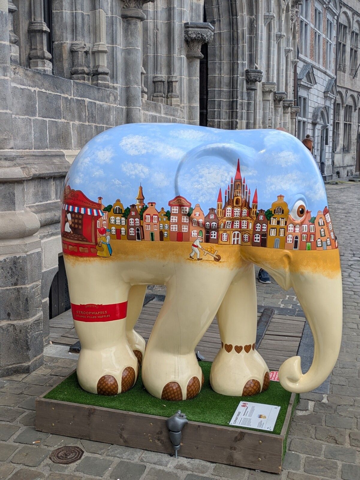 Une journée à Mons sur les traces de l'exposition temporaire d'éléphants peints