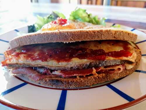 « Croque Anderea » croque Madame à la basquaise, au jambon de porc Manex gratiné au fromage Basque de Chèvre fermier.