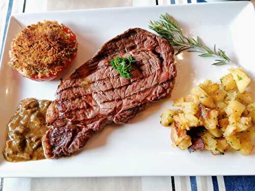 Entrecôtes de bœuf aux deux sauces, sauce aux cèpes et sauce Roquefort.