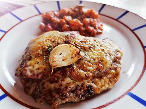 Escalopes d’échines de Porc au pimiento del piquillos gratinées au fromage de brebis Basque et piment d’Espelette