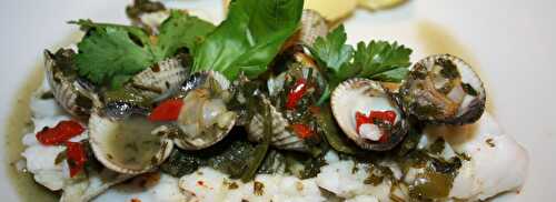 Filets de merlu aux coques et sauce verte aux herbes fraîches