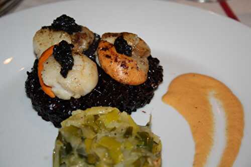 Noix de St Jacques purée d’ail noir sur risotto de riz noir venere sauce corail et fondue de poireaux