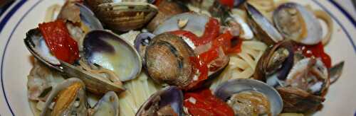 Pâtes aux coques et palourdes aux tomates cerises basilic et jambon de parme