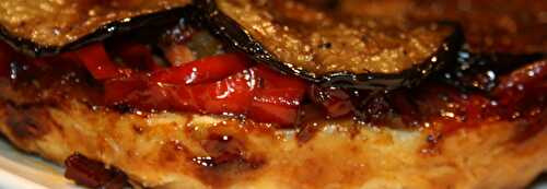 Tatin d’aubergine, poivrons, lardons