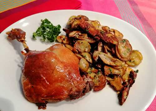 Confit de canard et Pommes de terre sarladaises aux cèpes