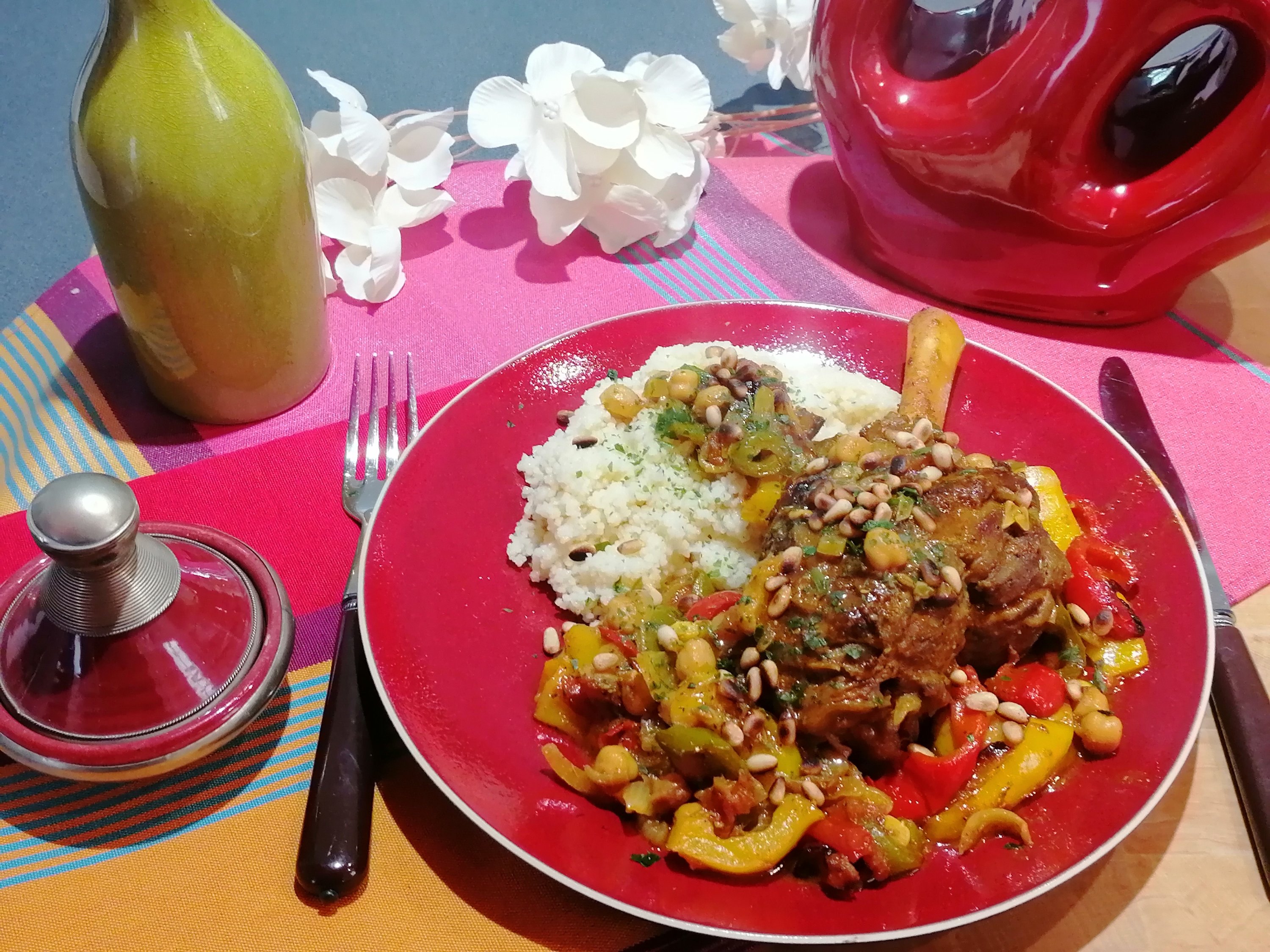 Tajine de souris d’agneau aux poivrons parfumées à l’huile d’argan et pignons de pin torréfiés.