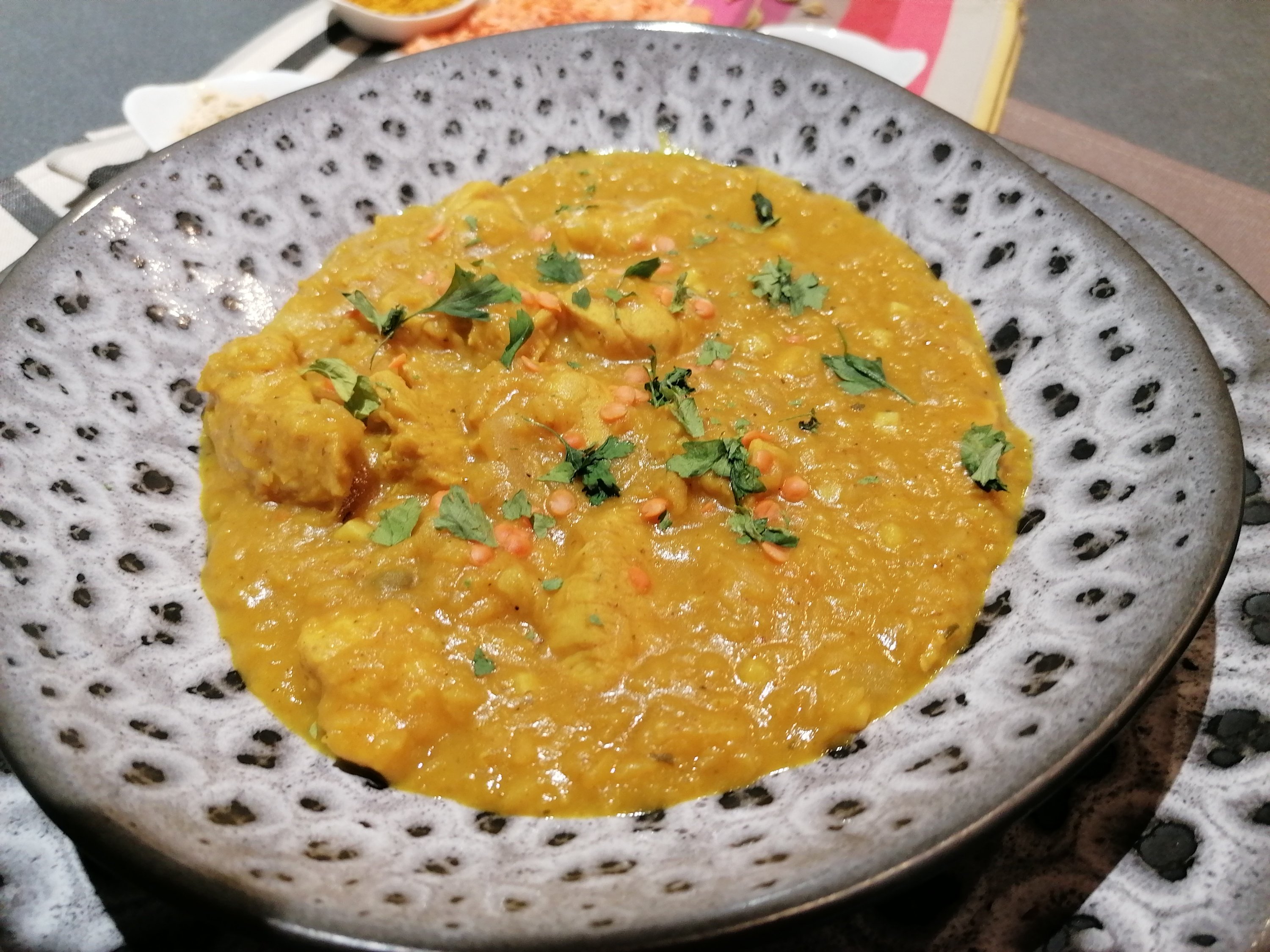 Dahl de lentilles corail au poulet curry et lait de coco