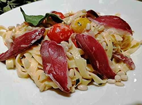 Tagliatelles au magret fumé tomates cerise et sauge