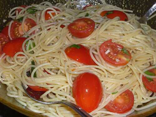 Spaghettis aux tomates cerises et au basilic