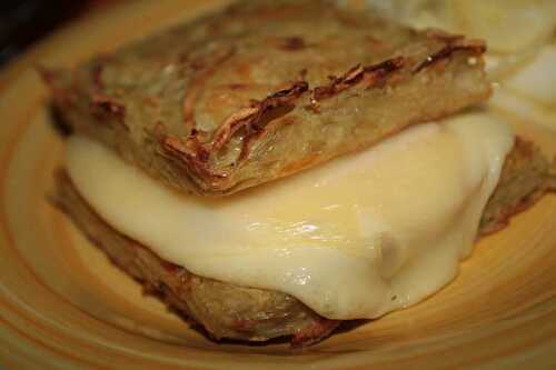 Croque monsieur de pommes de terre au fromage à raclette