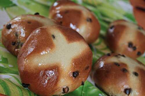 Hot cross buns (petites brioches irlandaises aux raisins secs et aux pépites de chocolat)
