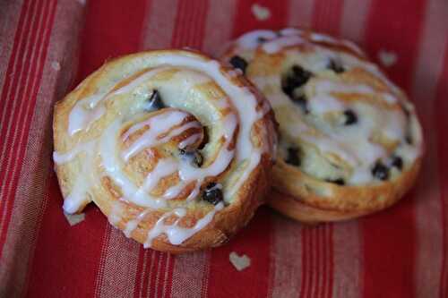 Escargots à la crème pâtissière et aux pépites de chocolat (Schneckes)