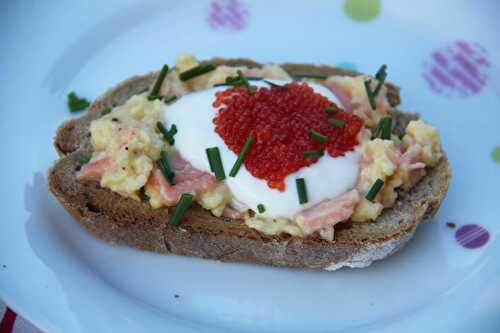 Tartines d'oeufs brouillés au saumon