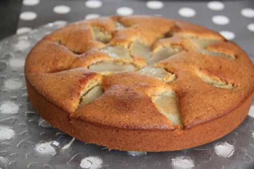 Gâteau tendre aux poires et aux noisettes