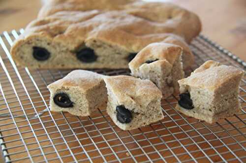 Fougasse traditionnelle de Provence à la farine complète et aux olives noires