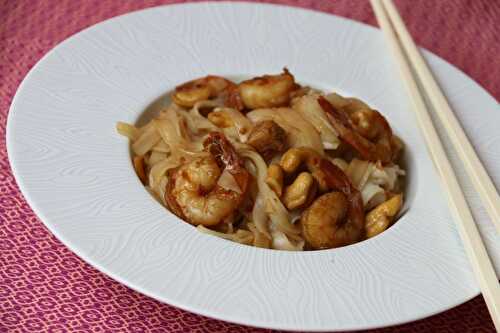 Wok de tagliatelles de riz, poulet et crevettes