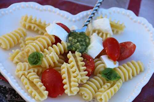 Salade de pâtes, tomates et mozzarella au pesto