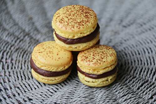 Macarons Mogador (Fruit de la passion et chocolat au lait) de Pierre Hermé