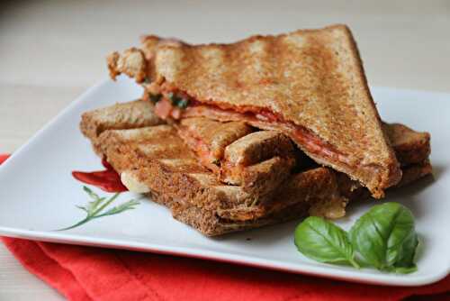 Croque-monsieur tomate, mozzarella et basilic