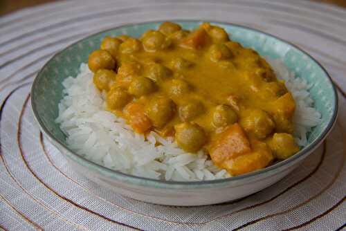 Curry express de pois chiches au lait de coco & purée de patate douce