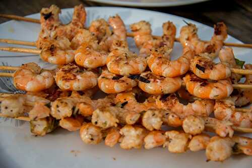 La recette des délicieuses brochettes de crevettes grillées à l'ail et au  persil