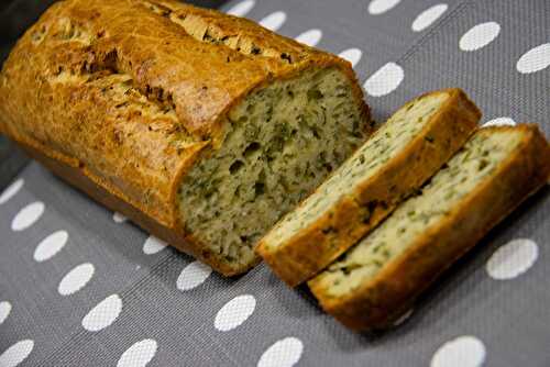 Cake ail et fines herbes au vin blanc pour l'apéro