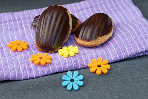 Madeleines fraises et noix de coco / coque en chocolat