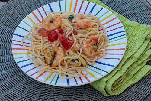 Salade de spaghettis, courgettes, tomates cerises et crevettes