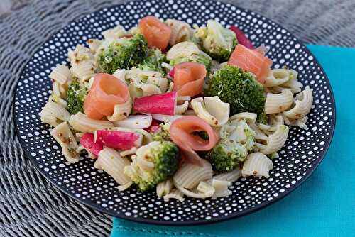 Salade estivale aux pâtes , brocoli et saumon fumé