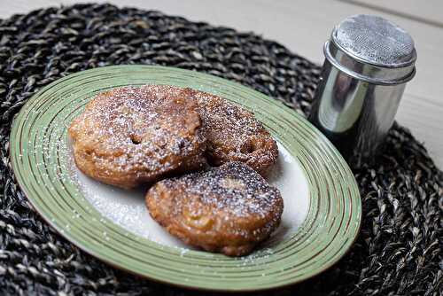 Oladushki (pancakes) aux pommes et à la cannelle