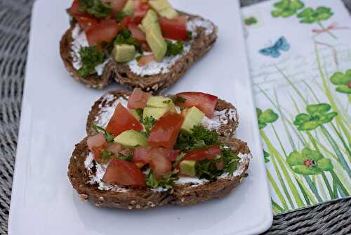 Tartines à l'avocat et aux tomates