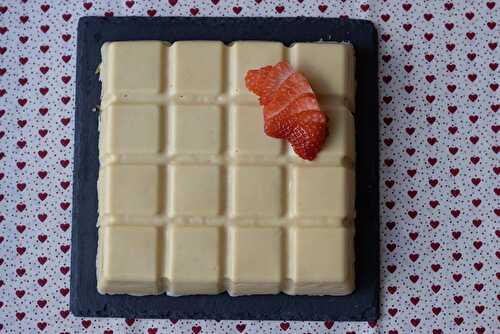 Fraisier en coque de chocolat blanc