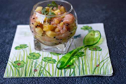 Tartare de saumon et ananas au sésame noir