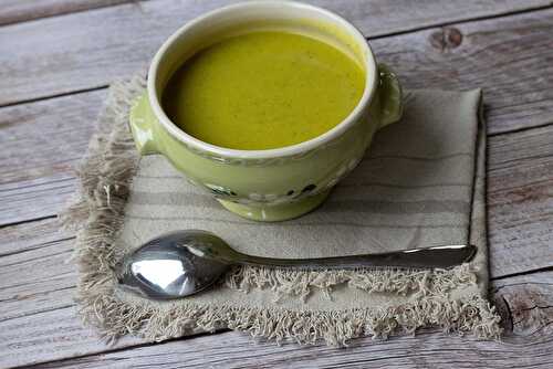 C'est parti pour la recette de ce velouté de courgettes au curcuma