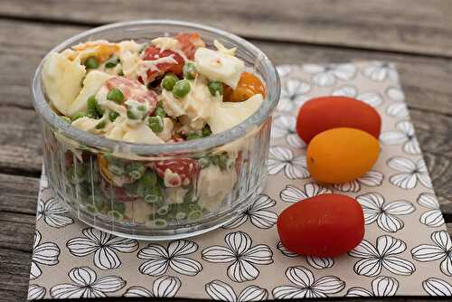 Salade de petits pois, oeufs, tomates cerises et miettes de crabes