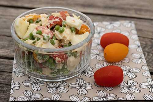 Salade de petits pois, oeufs, tomates cerises et miettes de crabes