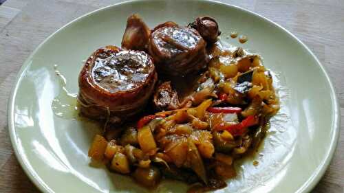 Filet mignon de porc au lard et ses légumes