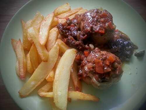 Paupiettes de veau aux pruneaux accompagnées de frites