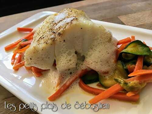 Pavés de cabillaud, légumes croquants et émulsion de fumet de poisson au gingembre.