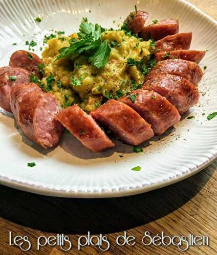 Saucisses de Montbéliard et purée de pois cassés