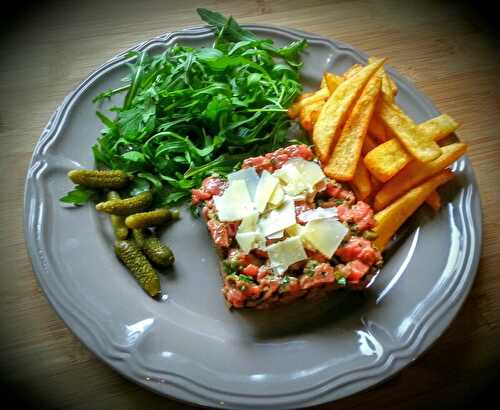 Tartare de boeuf au couteau, frites et roquette