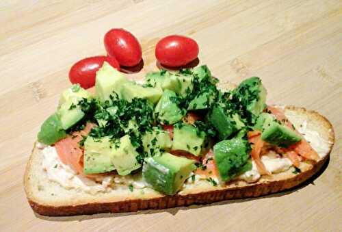 Tartines grillées au saumon fumé et avocat