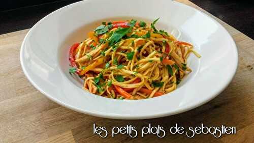 Wok de nouilles chinoises et sauté de légumes croquants