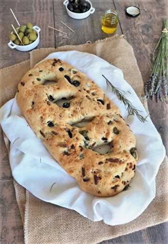 Fougasse aux olives et aux lardons