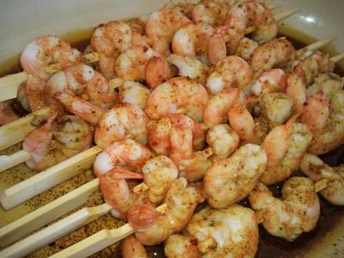 Brochettes de crevettes au cury et paprika