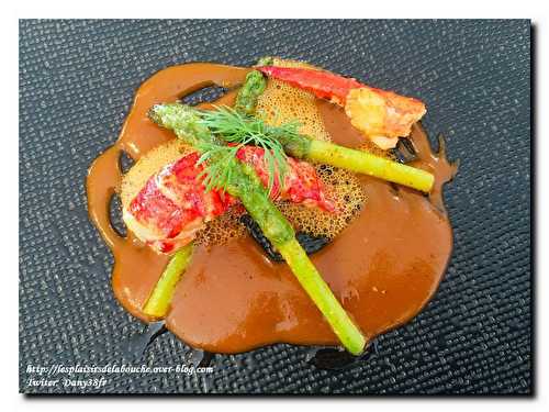 Homard poêlé au beurre moussant et sa bisque, asperges croquantes.