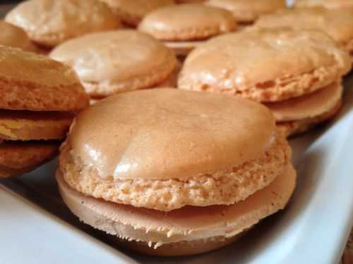 Macarons chocolatés au foie gras et confit d'oignons