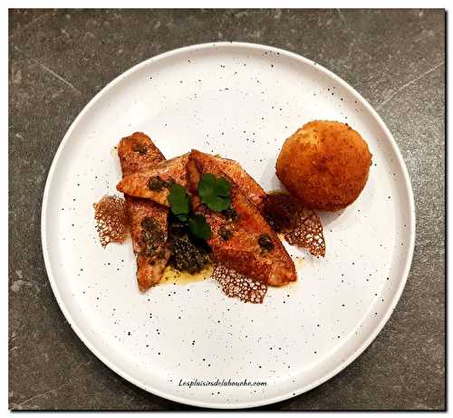 Filets de rouget, cromesquis de pomme de terre cœur crème de lard et sauce chermoula