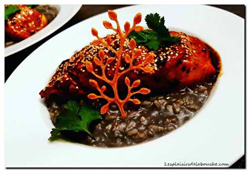 Saumon aux saveurs asiatique et risotto à l'encre de seiche.