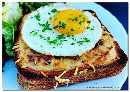 Croque monsieur ou croque madame à la béchamel et au fromage.